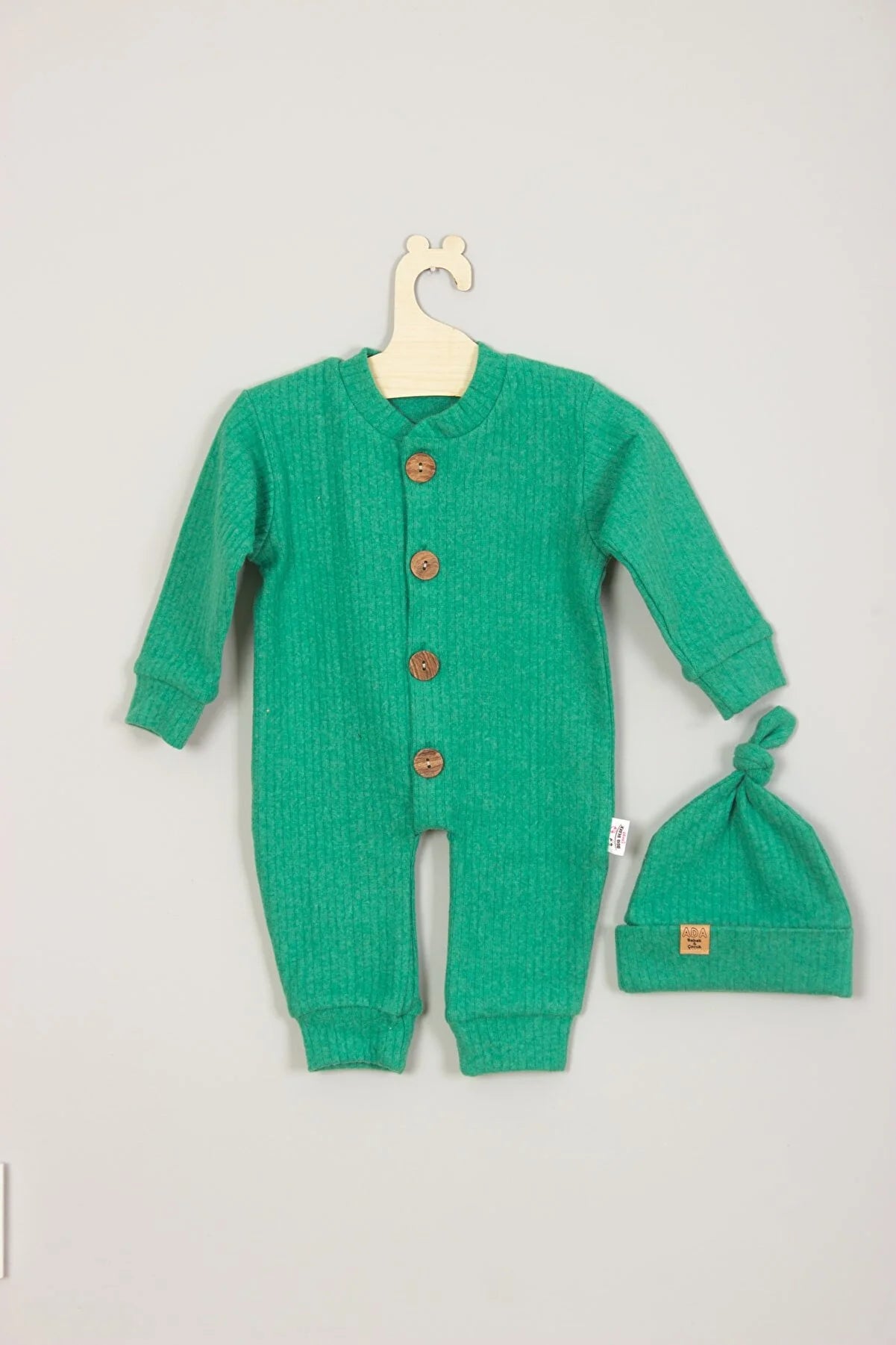 100% Cotton Wooden Buttoned Ribbed Hat Baby Rompers: A Comfortable and Stylish Choice for Your Little One